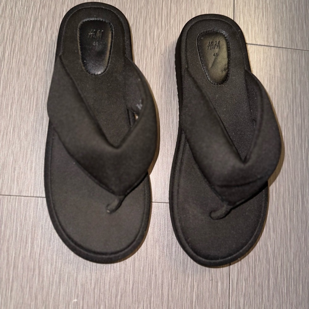 ‼️SALE‼️ H&M flip flops - Picture 4 of 4